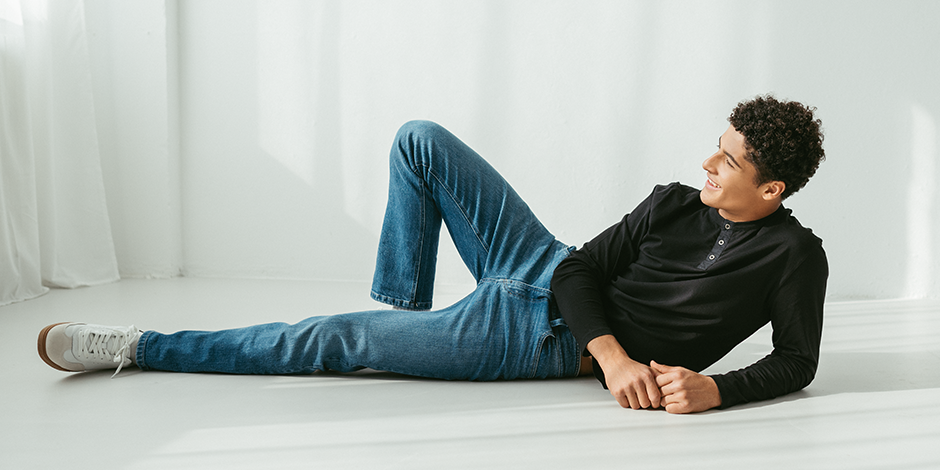 Mann liegt entspannt in Jeans